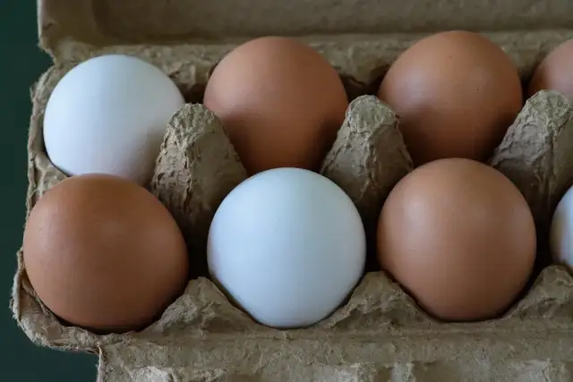 Jajka w lodówce: Ile wytrzymają? Sprawdź, czy robisz to dobrze!