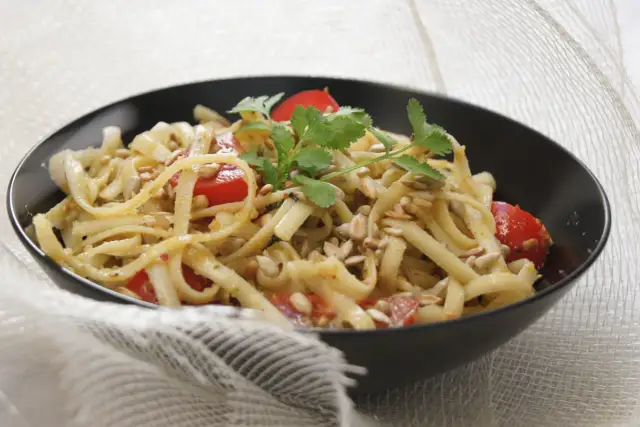 Co na obiad przy anginie? Lekkie dania, które nie podrażnią gardła