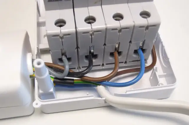 Jak dobrać bezpiecznik do gniazda siłowego 32A? Uniknij błędów i zagrożeń!