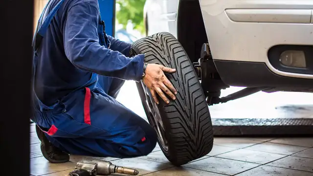 Opony fabryczne Toyota: Wybierz mądrze! OE czy zamiennik?