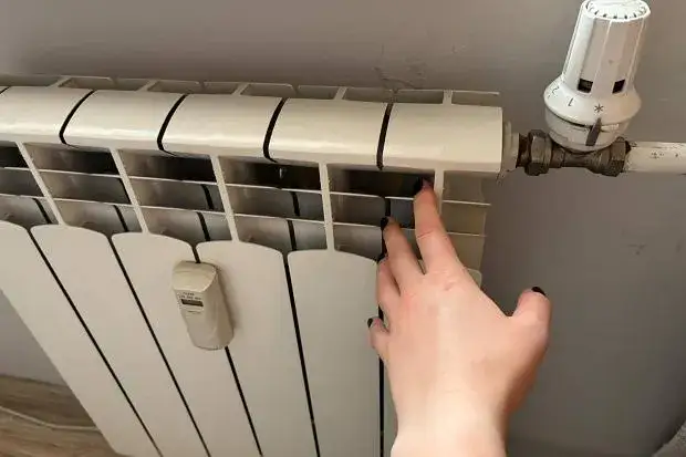 Kto odpowiada za grzejniki w bloku? Poznaj swoje prawa!