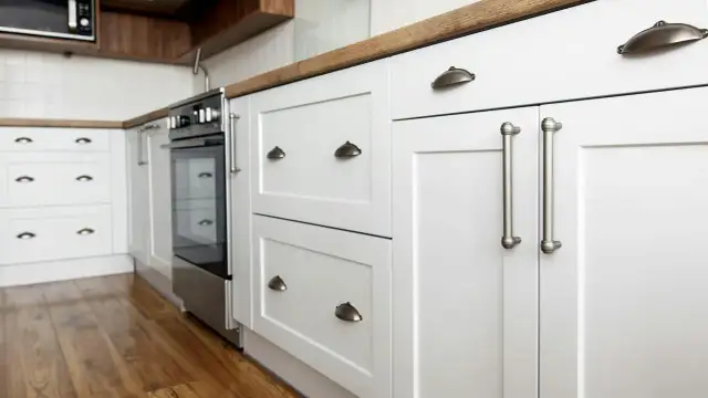 Jak zrobić drzwi do szafki: prosty sposób na samodzielny montaż w domu