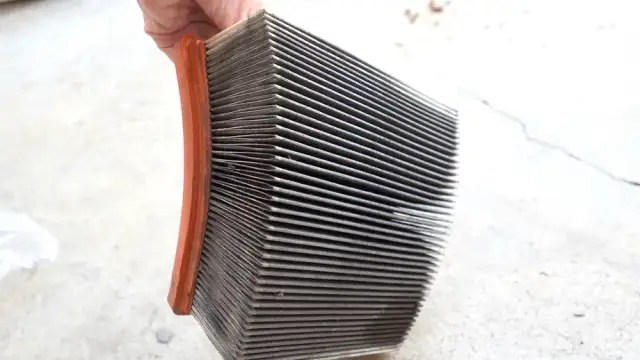 Zapchany filtr powietrza w diesel – objawy, które mogą zrujnować silnik