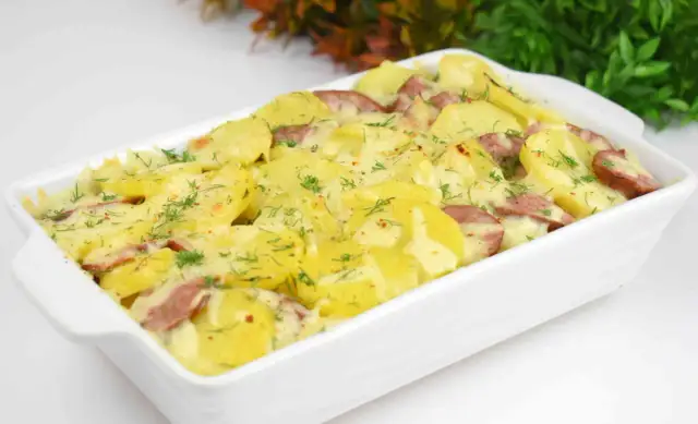 Zapiekanka ziemniaczana z kiełbasą: Przepis i triki na idealny obiad