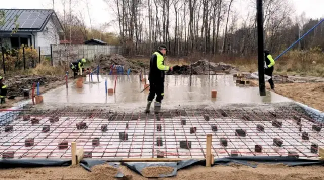 Budowa domu parterowego: kompleksowy proces od A do Z