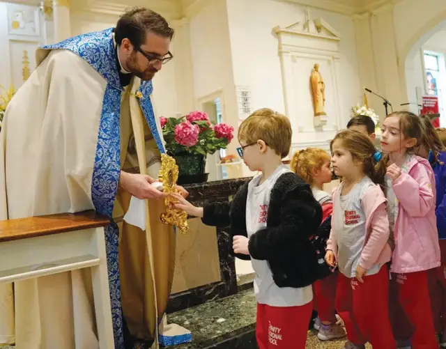 Dlaczego ksiądz zostaje rezydentem? Przyczyny, proces i znaczenie rezydentury w Kościele