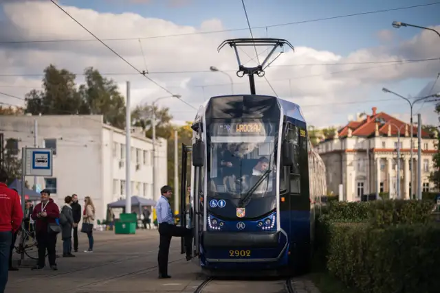 Czy we Wrocławiu uczniowie jeżdżą za darmo? Sprawdź, kto może skorzystać