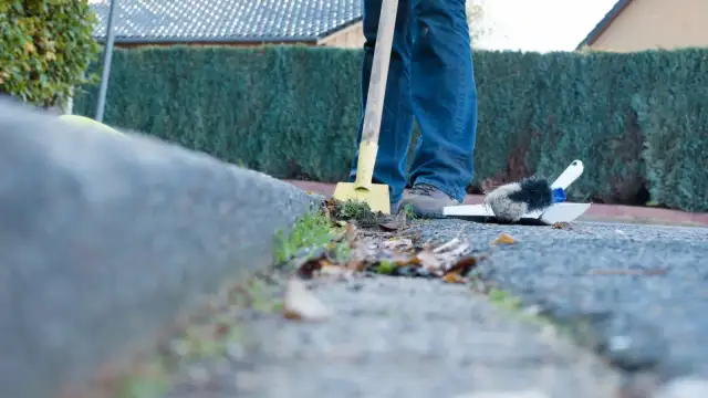 Chodnik przed posesją: Kto sprząta, kto płaci, kto naprawia?