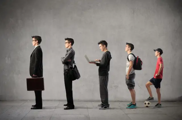 Kolejka młodych ludzi w różnym wieku, od biznesmena po chłopca z piłką, symbolizująca ścieżkę kariery i możliwości, jak oferty pracy w szkole.
