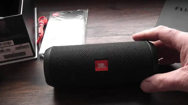 Jak połączyć się z głośnikiem JBL - proste kroki i porady