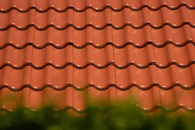 Ile kosztuje metr dachówki ceramicznej? Sprawdź ceny i oszczędź na dachu