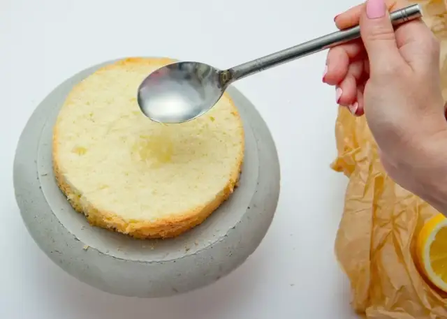 Tort dla dziecka: jak nasączyć biszkopt czekoladowy bezpiecznie?