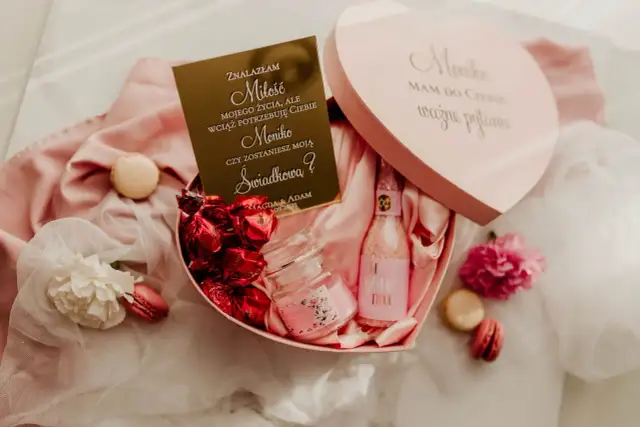 Prezent z zapytaniem o świadkowanie: 5 kreatywnych pomysłów