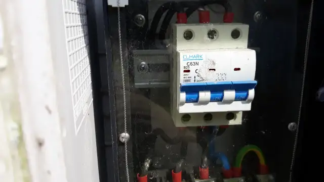 Jaki bezpiecznik wybrać do gniazda siłowego 32A, aby zapewnić bezpieczeństwo?