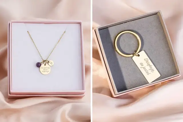 Złoty naszyjnik z zawieszką "Dla kobiety, która inspiruje" i brelok z napisem "Dziękuję, że jesteś w moim życiu".