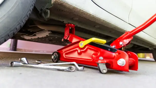 Podnoszenie Golfa 4: Gdzie podłożyć lewarek? Bezpieczna instrukcja