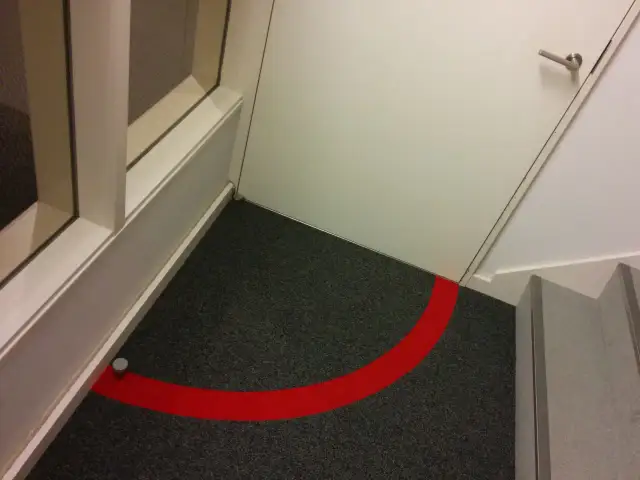 Gdzie zamontować odbojnik do drzwi, aby uniknąć uszkodzeń?