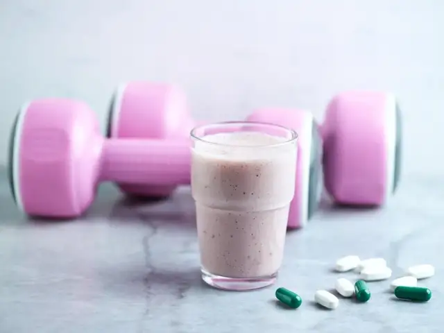 Różowe hantle, koktajl i suplementy. Czy l-karnityna skutki uboczne mogą być związane z takim zestawem?