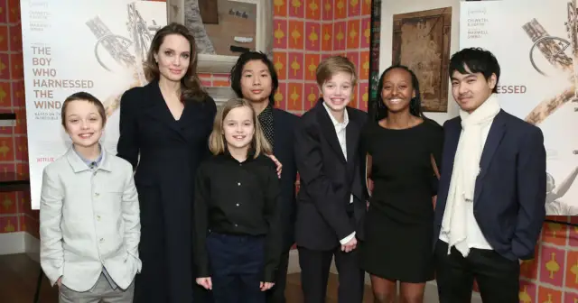 Angelina Jolie z dziećmi pozuje do zdjęcia na premierze filmu.