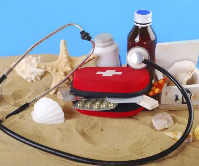 Apteczka na wyjazd: Co spakować? Spokój w podróży gwarantowany!