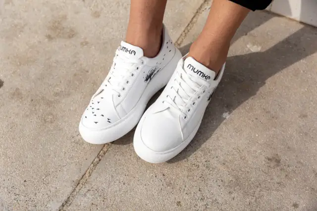 Czyszczenie butów: triki na skórę, zamsz i białe sneakersy