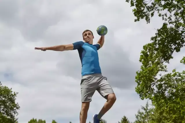 Ile trwa mecz piłki ręcznej? Od 60 min do 90 min poznaj realia!