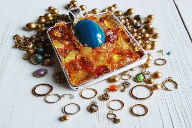 Jak odnowić sztuczną biżuterię? Przywróć jej blask domowymi trikami