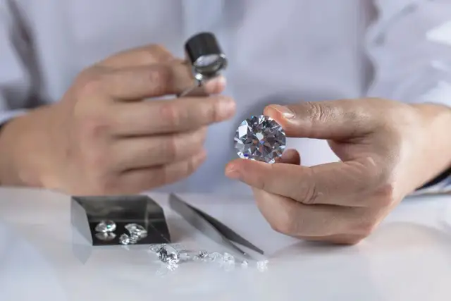 Ile kosztuje diament w skupie? Sprawdź aktualne ceny i porady