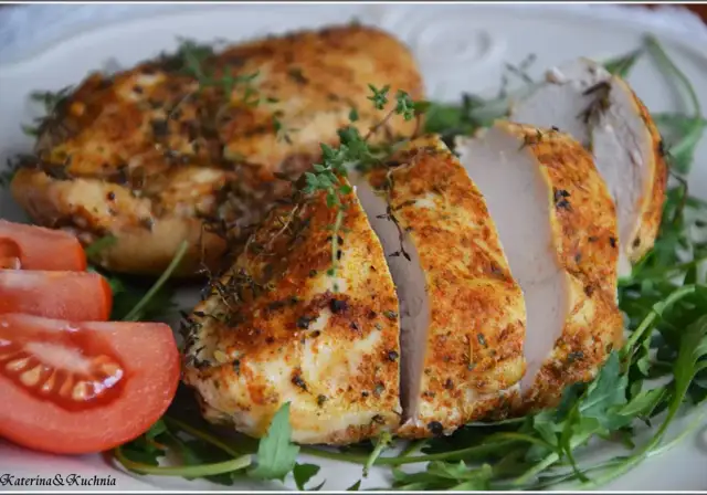 Jak długo gotować pierś z kurczaka do sałatki, by była soczysta?