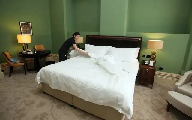 Ile zarabia pracownik hotelu? Zaskakujące różnice w wynagrodzeniach