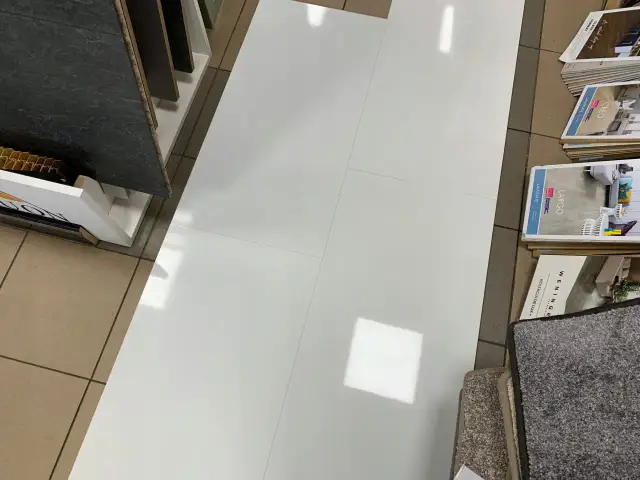 Panele sufitowe białe: Jakie panele winylowe biały połysk wybrać?