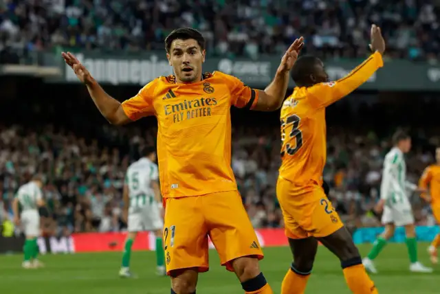 Piłkarz Realu Madryt w pomarańczowej koszulce cieszy się z bramki. Gdzie oglądać Ligę Mistrzów z Realem Madryt?