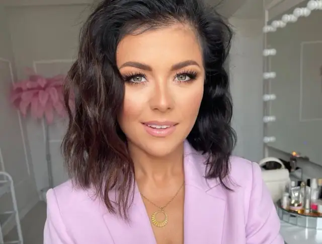 Jaką bluzkę do różowego garnituru wybrać, by wyglądać stylowo?