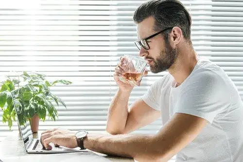 Czy zamówienie alkoholu przez internet jest legalne? Sprawdzamy