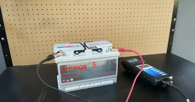 Akumulator A-mega Premium 75Ah 12V nie chce się ładować. Podłączony tester diagnostyczny pokazuje błąd.