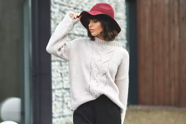 Co pod sweter w serek damski? Odkryj idealne stylizacje na każdą okazję