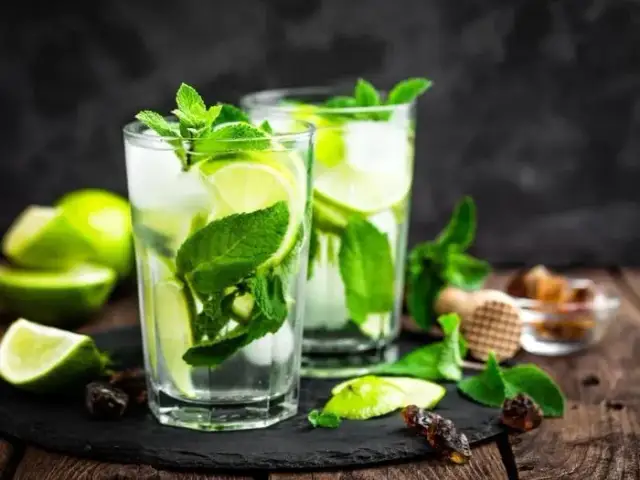 Pyszny drink z syropem mojito i wódką – łatwy przepis na koktajl