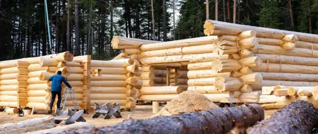 Ile kosztuje budowa domu z bali drewnianych? Zaskakujące ceny i czynniki wpływające na koszty