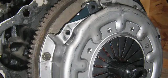 Jak odpowietrzyć sprzęgło w ciężarówce i uniknąć problemów z jazdą