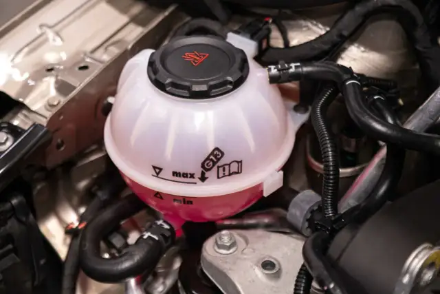 Ile wchodzi płynu do chłodnicy? Sprawdź, aby uniknąć problemów