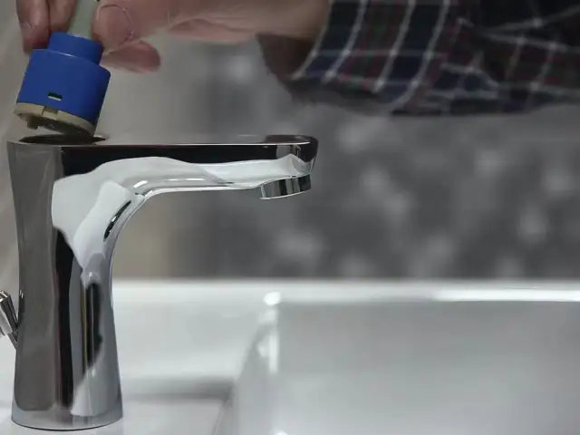 Jak wymienić kran w umywalce? Prosty poradnik, oszczędź setki!