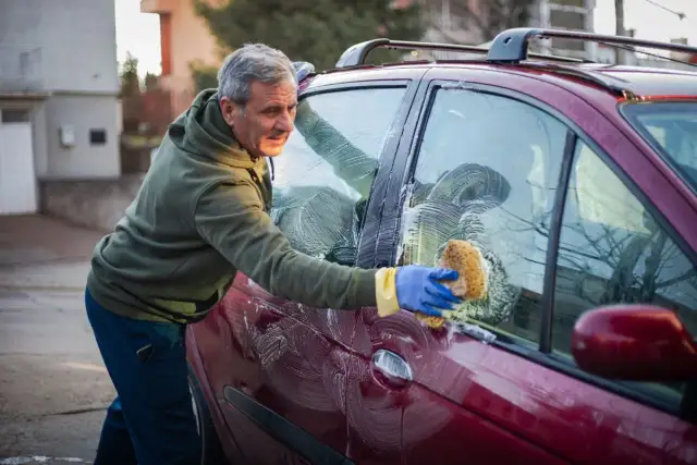 Mycie auta pod domem: Czy to legalne? Gminne zasady i kary