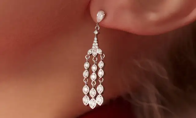 Jakie kolczyki do długiej sukienki? Oto błędy, których unikaj!