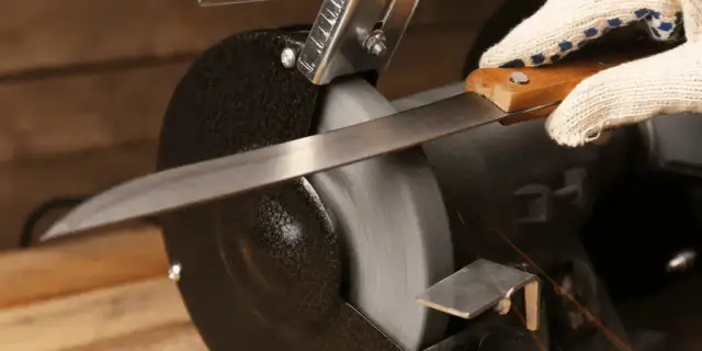 Aiguiser un couteau avec une meuleuse : évitez les erreurs courantes