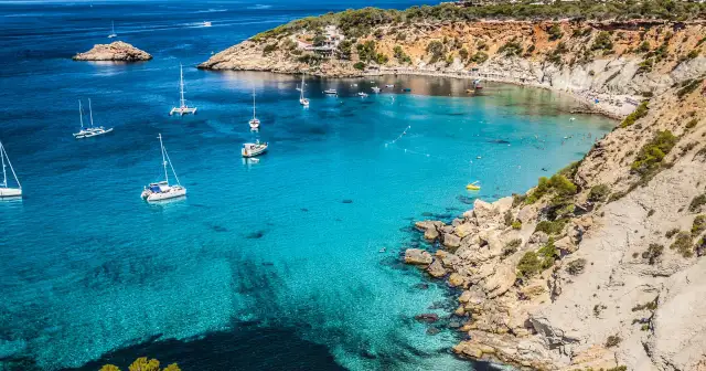 Ibiza - trzecia co do wielkości wyspa Balearów, jej tajemnice i atrakcje