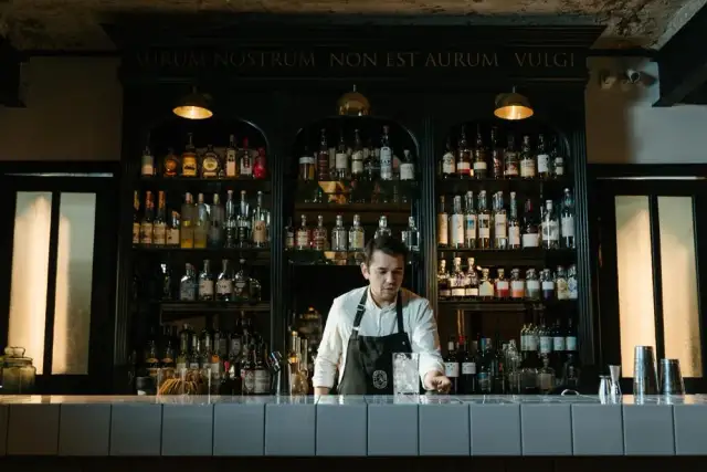 Ile kosztuje kurs barmana? Sprawdź ceny i uniknij niepotrzebnych wydatków