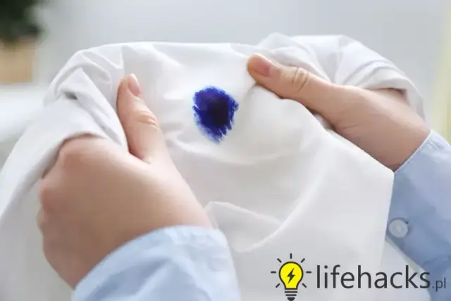 Jak usunąć plamę z atramentu z bluzy? Sprawdzone sposoby