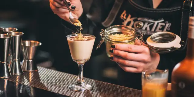 Goldwasser drink – odkryj najlepsze przepisy na koktajle z likierem