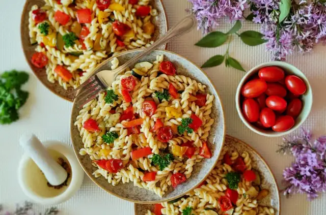 Warzywa na patelnię z makaronem: Jaki sos? Szybkie i pyszne!