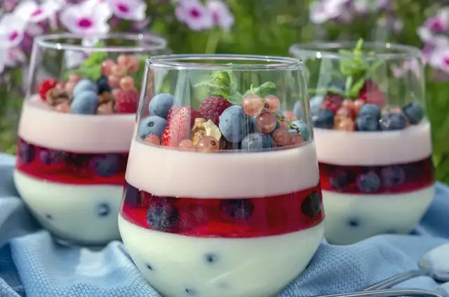 Co zrobić z jogurtu owocowego? 10 pysznych przepisów na desery